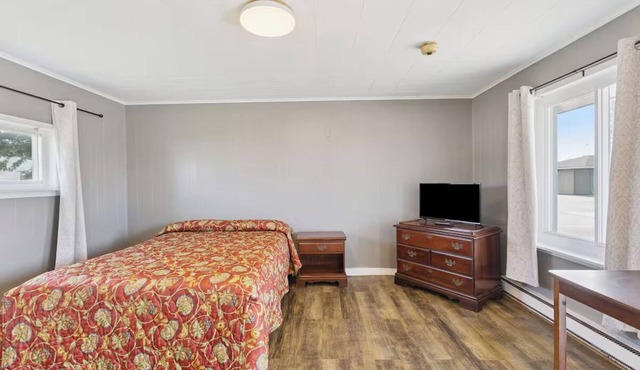 2 Value-Friendly Rooms w/Queen Beds Near Timbers Bar & Grill