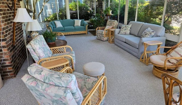 20% discount on your beach getaway! Sleeps 10. Near the beach and boardwalk.