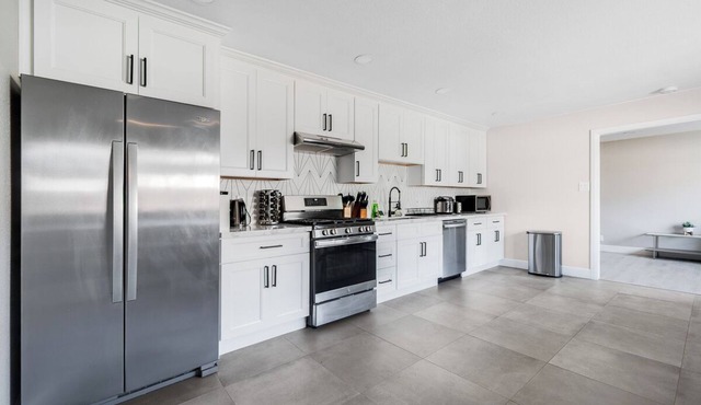 2000sqft Home with FREE Netflix/Wi-Fi/Parking