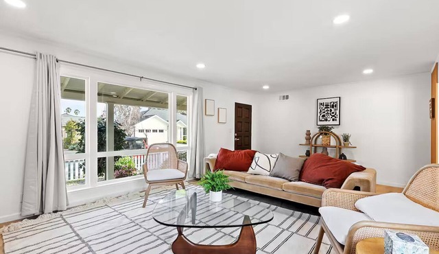 222 - New, Stylish Quiet 2B1B w/Yard near Stanford