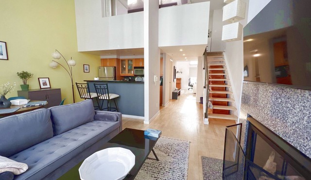 2b2b Sunny and Spacious Loft w/dedicated parking! SOMA city heart