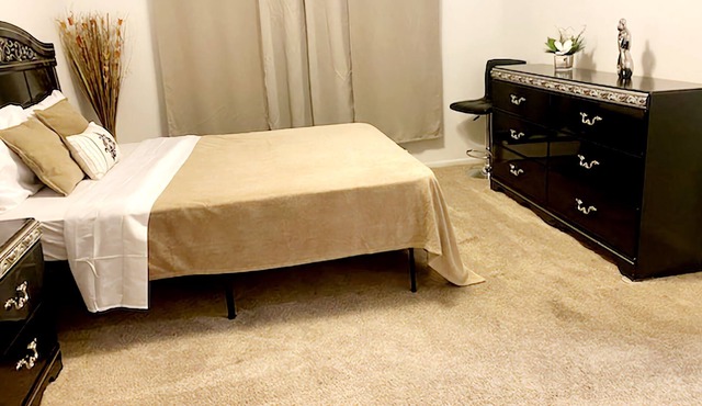 2BR/1BA Great Midtown Apartment.