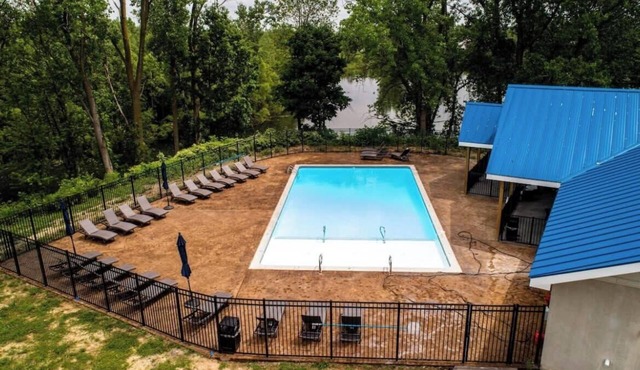 2BR Suite at The Grand Castle Pool, Gym & Parking