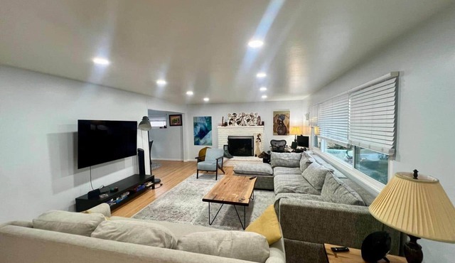 3-Bedroom Hillside Home Minutes from Oakland's Zoo