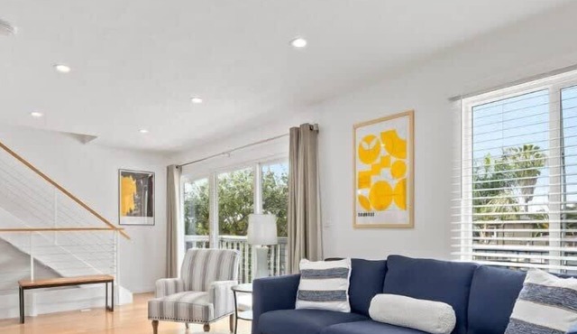 3 bedroom home - walk to Twin Lakes & Harbor!