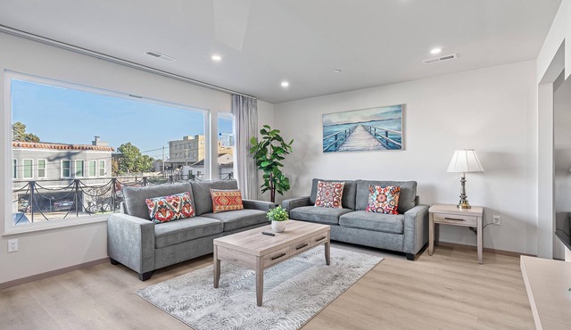 3-bedroom house on 2F in peaceful Daly City with AC, WiFi.