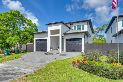 3 Mi to Naples Beach: Chic Group Getaway w/Pools!