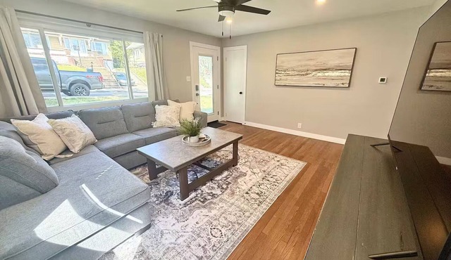 3 miles to downtown, private parking, 10% off Ark, Zoo, and Aquarium