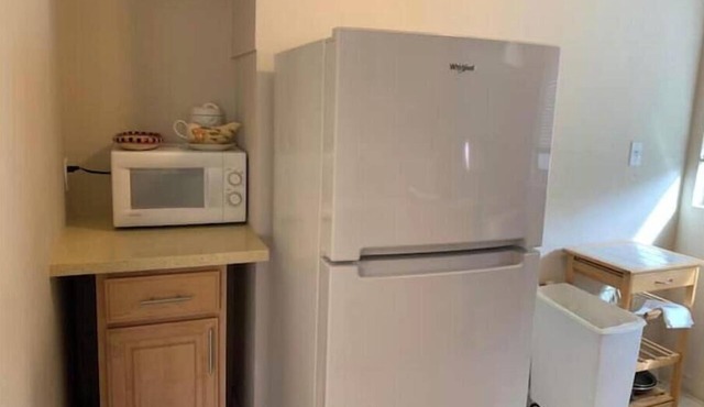 357#D downtwn/Stanford 1bedroom/carport hardwd,A/C