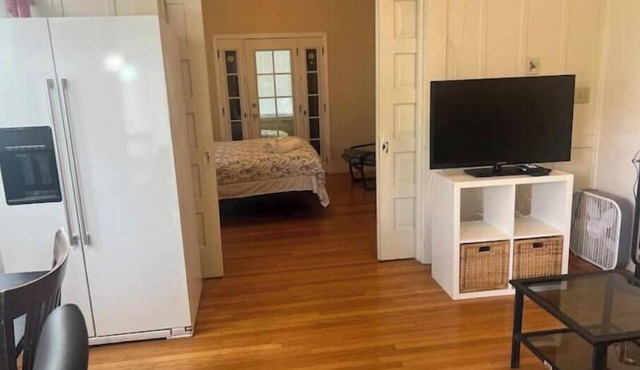 359#B Dwntwn 2bdrm/1.5bath w/Den Laundry AC