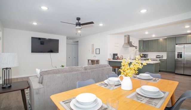 3b2b newly remodeled modern Fairbanks house close to everything