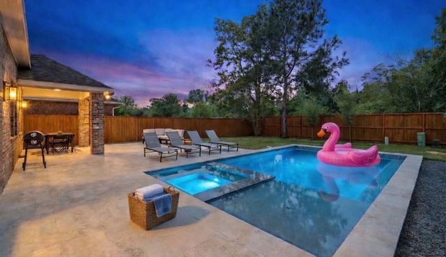 4 Bdr Pool + Spa + BBQ Retreat in The Woodlands, TX.