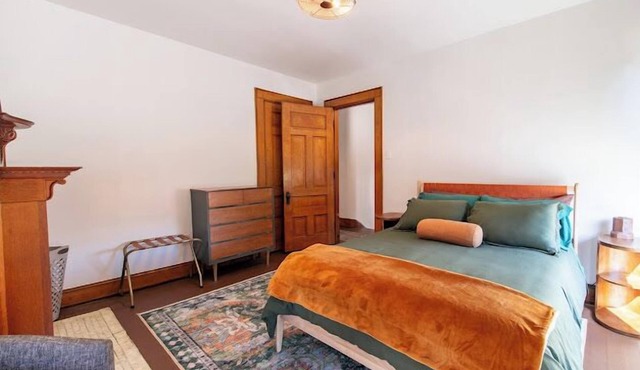 4-bedroom house in historic downtown Xenia w/WiFi, AC. Book your stay now!