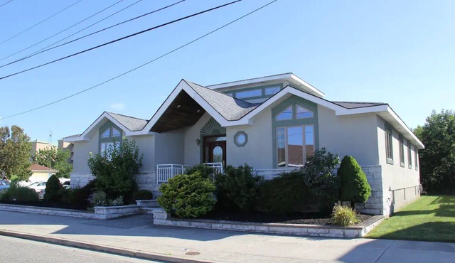 4BR/3.5BA, 1 block to Diamond Beach!