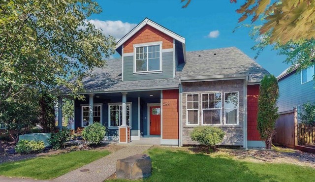 4BR Enumclaw home-AC-grill-fireplace-walk to town in Enumclaw