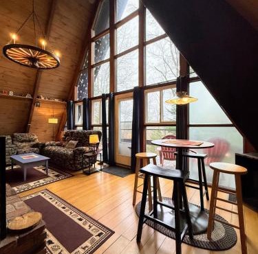 4M Cozy A-Frame in Bethlehem, NH - Fireplace, Firepit & Close to Skiing & Trails, Dogs welcome!