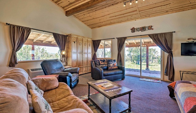 5-acre Moab Studio w/BBQ & Stunning Mtn Views