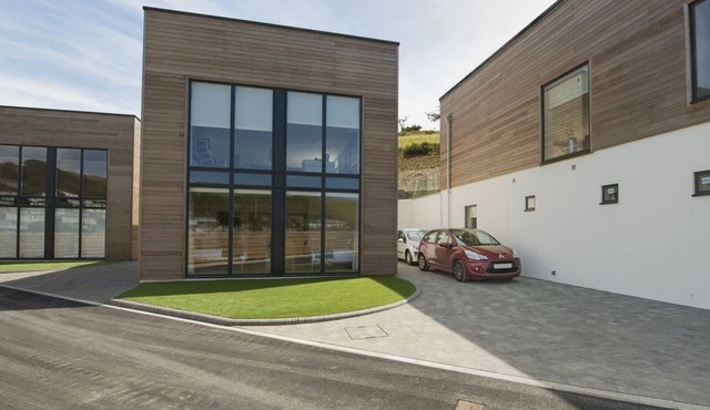 5 BEACHDOWN, pet friendly, luxury holiday cottage in Challaborough in Devon