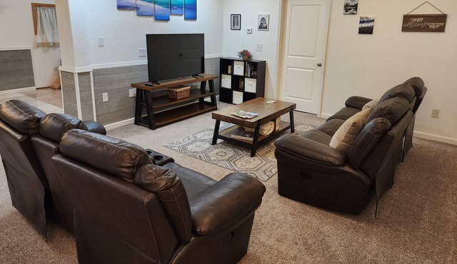 5 minutes to Eielson, 10 to North Pole, 2bdrm apt, 10ft ceilings, sleeps 4 to 6.