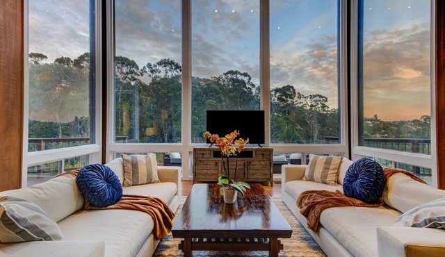 6BD/4BA Hilltop Home w/Hot Tub, Billiards & Views!