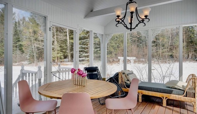 7-bed home in beautiful Guildhall with WiFi, AC, on 150 acres, Mountain Views