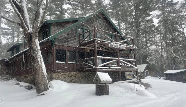 7 bedroom Lodge on Nicatous Lake!
