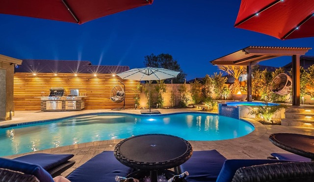 7BR/4BATH Escape w/HEATED Pool, Billiards, Arcade Room, Hot Tub & Mini Golf