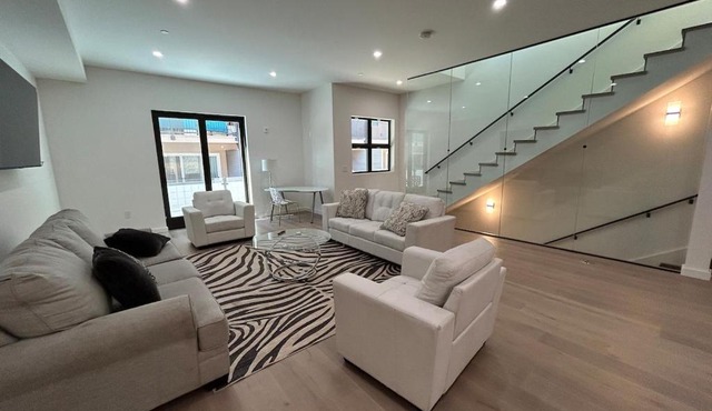 906 Brand new townhome sleeps 10