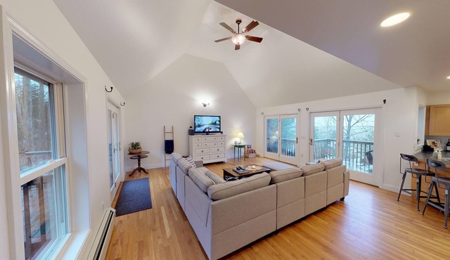 A spacious ocean view apartment on Penobscot Bay in historic Temple Heights
