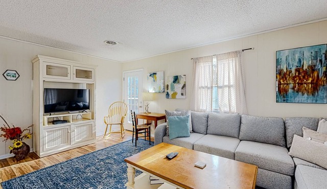 Adorable dog-friendly beach home close to Rehoboth with screened porch & grill