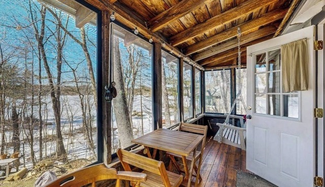 Adorable waterfront gem with 2 kayaks, high-speed WiFi, full kitchen & dock