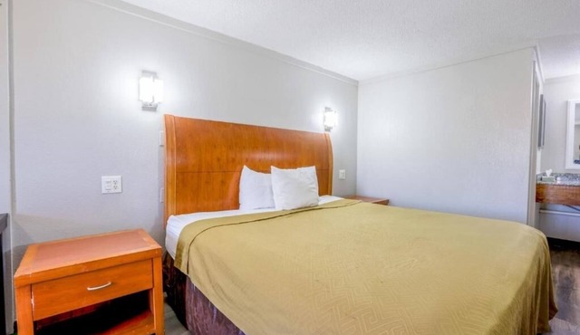 Affordable 2-Unit Gem Perfect for Business and Relaxation Near Comstock Field