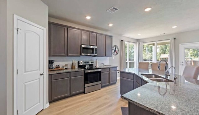 Aggieland Lonestar Retreat!nLOCATION, LOCATION, Pet and Kid Friendly!