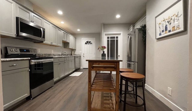 Airy Modern 2BR/2BA - Parking + Laundry + Sleep 6