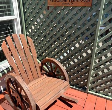 Alameda 3BR luxury Penthouse 2 blocks to downtown 3 blocks to the beach AC and 2 free parking spaces