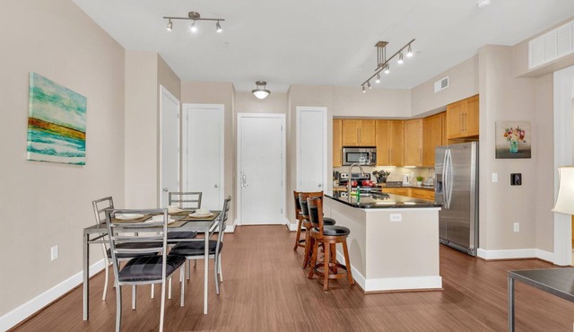 Amazing Location! 2bd - FREE PARKING - CITY CENTER