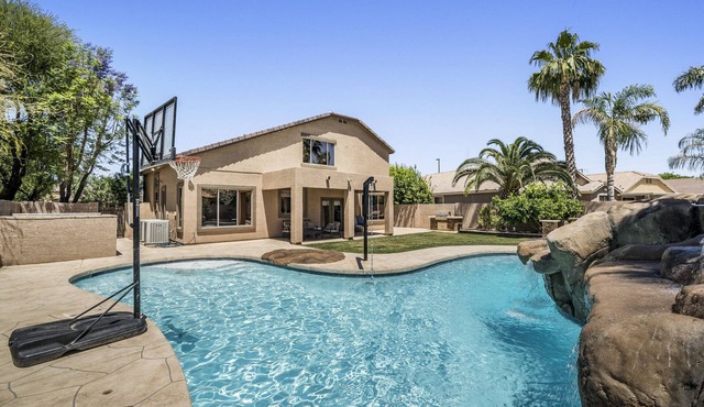 Amazing pool, arcade game and basktball game loft, pool table, 5 bedrooms