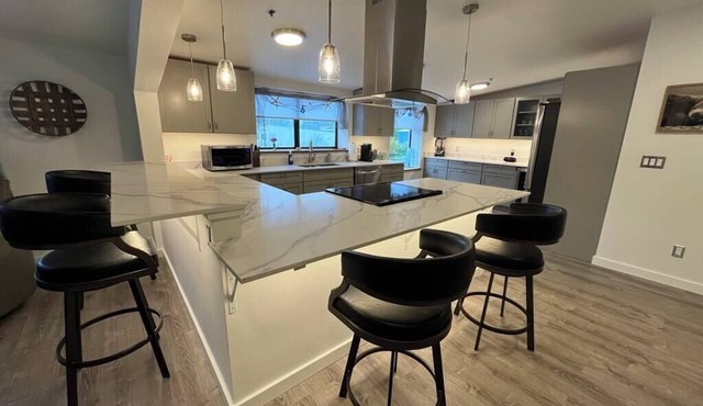Apartment E: Car Rental Option 2 bed 2 bath centrally located in lovely Sitka!