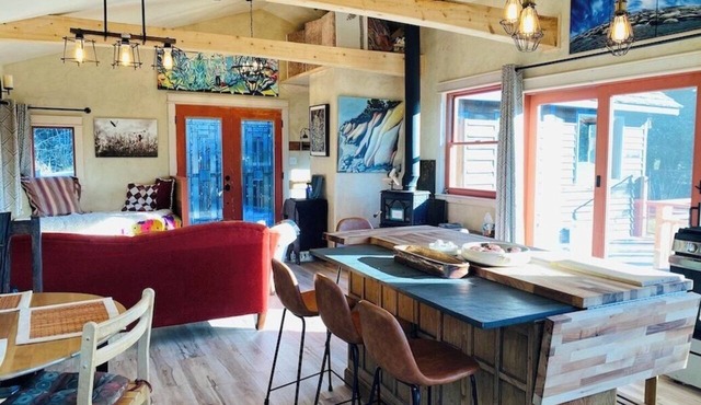 Artful and private cabin in Homer- 1 BR, close to town, sleeps four