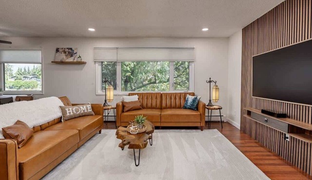 Artistic downtown 2br king bed