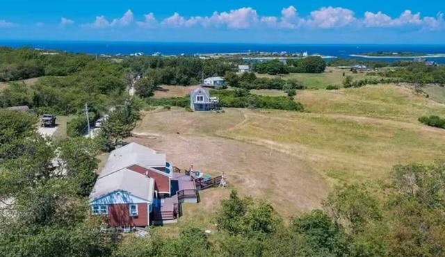 Attached Apartment Near It All. Organic Farmstead. Stunning Views. Pet-friendly.