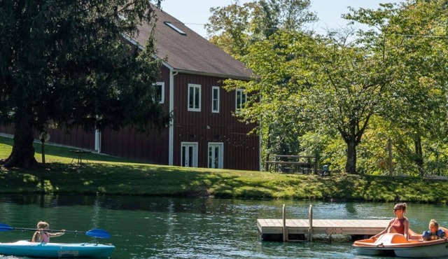 Authentic Restored 1840s Barn | 20 Guests | Private Pond | Hot Tub | Sports Court | Kayaks | Fishing