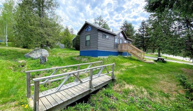B3 Awesome "Tiny Home" A/C, Mountain Views, Minutes to Skiing, Hiking, Attractions, Dog Friendly!