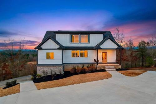 *Back2School* Peaceful Private Mountain View Home in Calhoun
