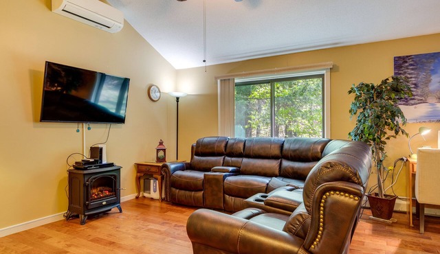 Bartlett Townhome w/Balcony: 1 Mi to Ski Resort!