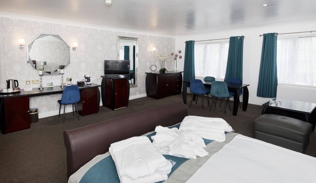 Basingstoke Hotel in Hook