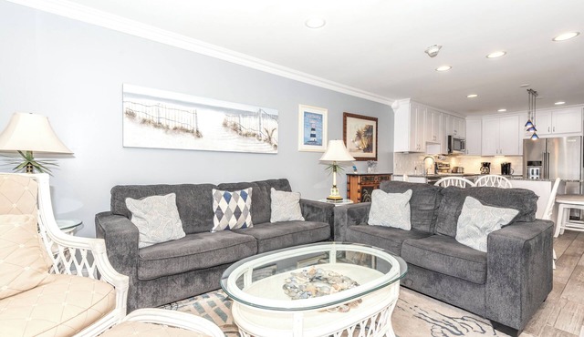 Bay Views, Pet Friendly, 2BR Condo w/amenities Sleeps 6