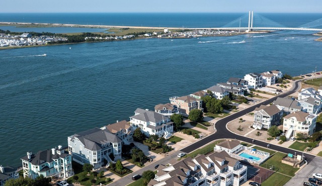 Bayside Bliss. South Shore Marina w/views. 3BR TH w/Decks, Pool & Prime Location