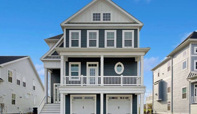 Bayside Resort house w/pools, athletic courts, on-site golf, & shuttle access