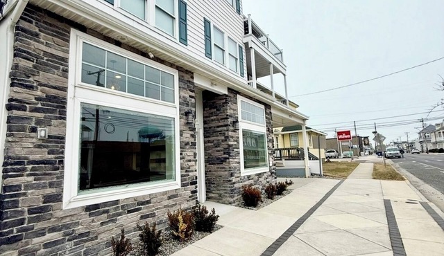 Beach Block Downtown Luxury Walk to Everything!